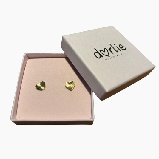 Zarte herzförmige Ohrstecker aus 925er Silber mit 18K Vergoldung, strahlender Schliff, 8x8,5mm