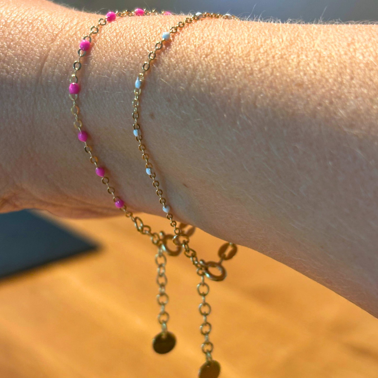 Armband gold mit weißen Emaille-Kügelchen
