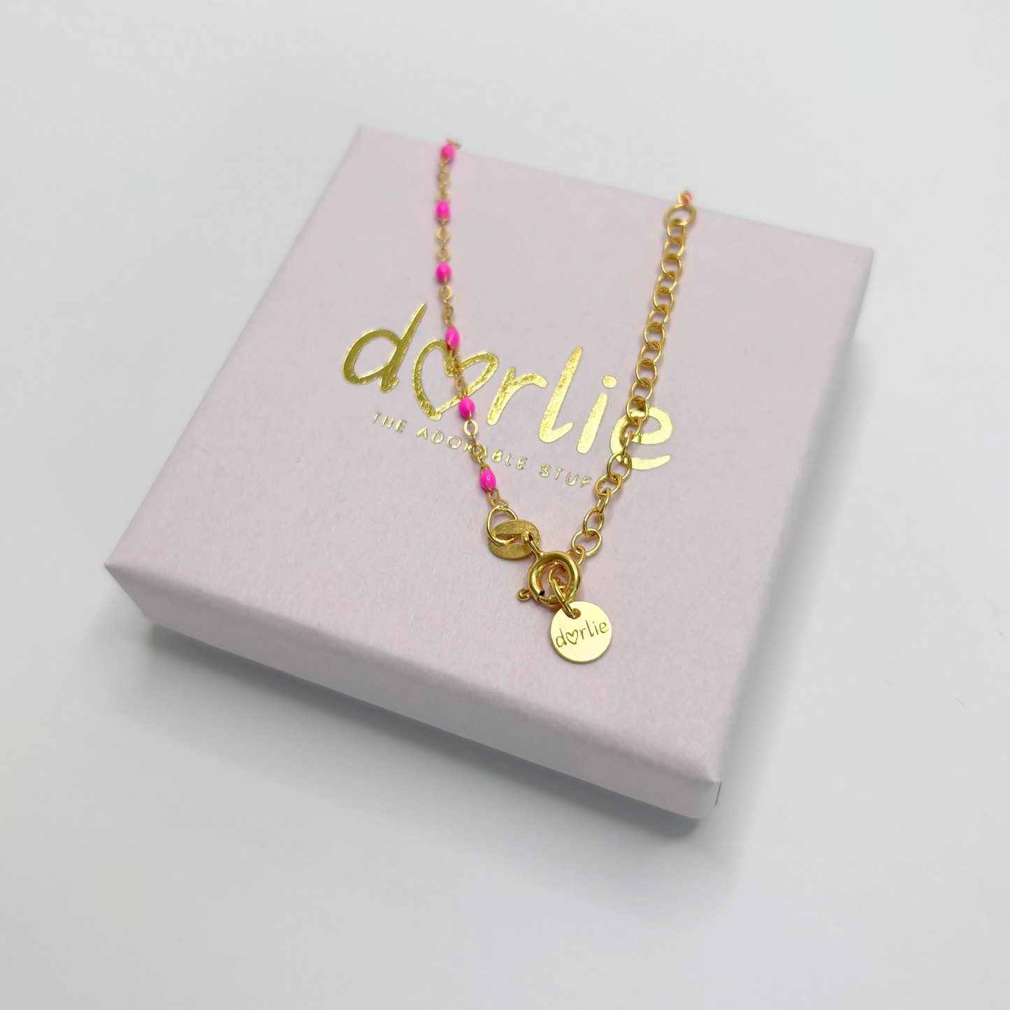 Halskette gold mit pinken Emaille-Kügelchen